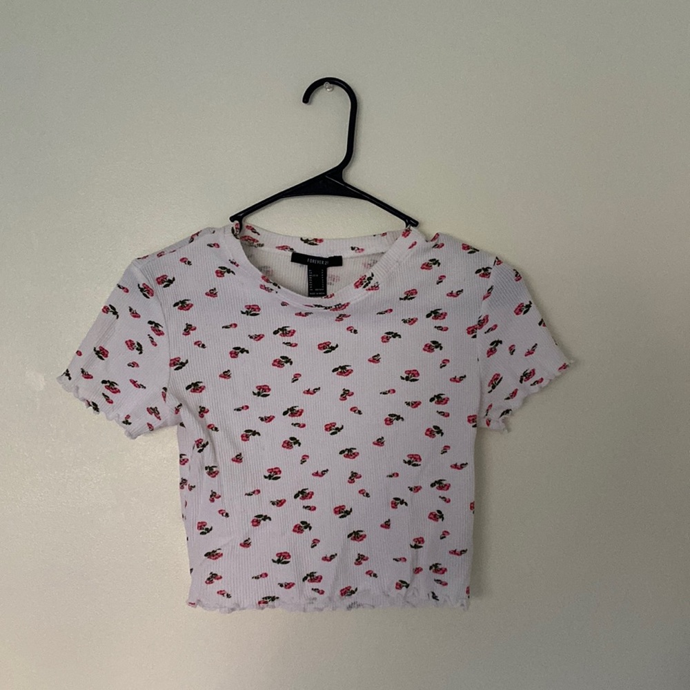 Hi! Today I am selling a little crop tee that has cute little roses on them:)